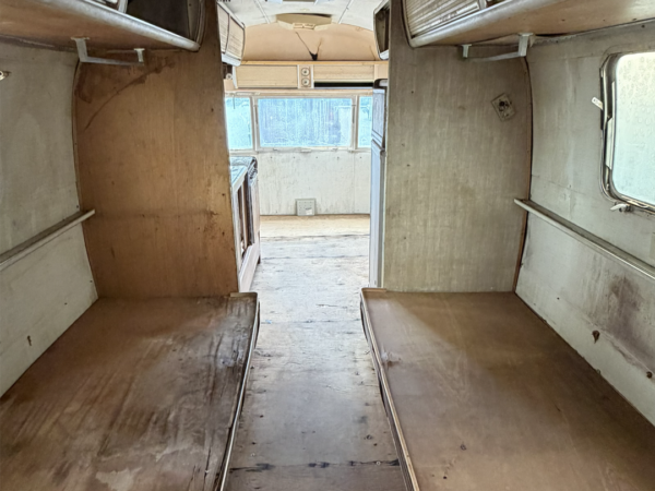 GM002-1976 AIRSTREAM TRADEWIND
