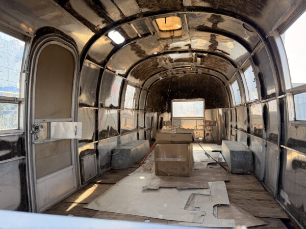 GM003-1967AIRSTREAM OVERLANDER