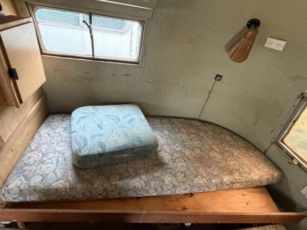MG001-1957 AIRSTREAM OVERLANDER