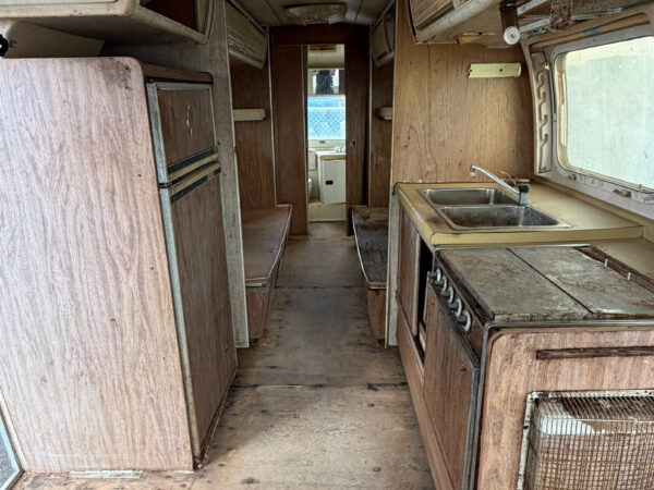 GM002-1976 AIRSTREAM TRADEWIND