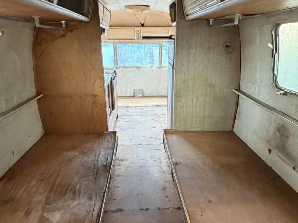 GM002-1976 AIRSTREAM TRADEWIND