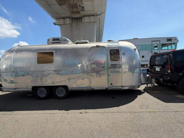 GM002-1976 AIRSTREAM TRADEWIND